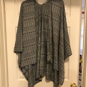 Beautiful lightweight geometric pattern poncho